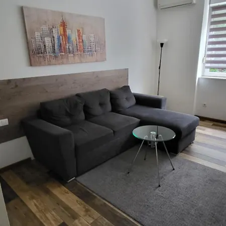 Cozy In The Center Of - Living Room, Bedroom And Bathroom